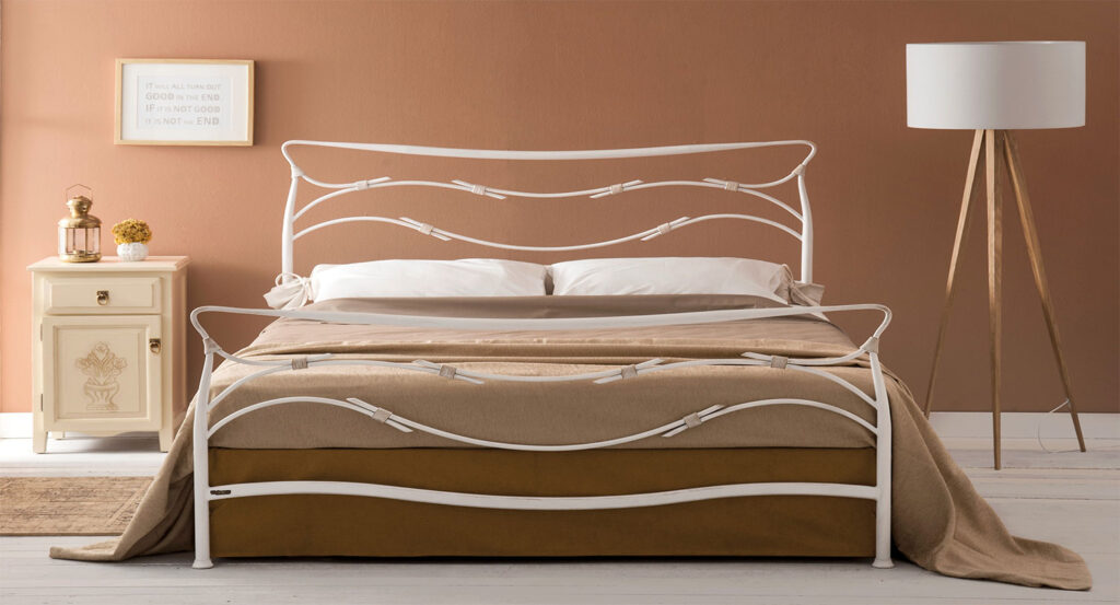 λευκό σιδερένιο κρεβάτι